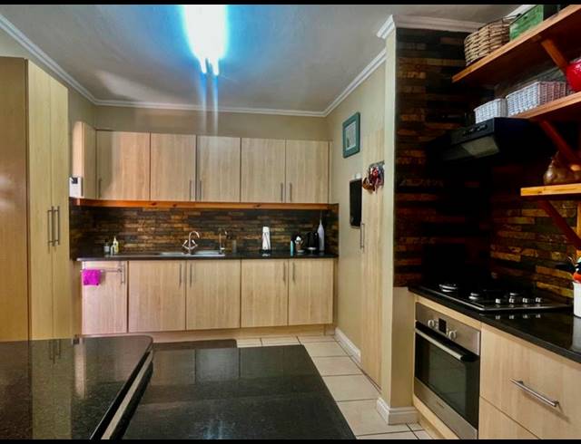 3 BEDROOM HOUSE FOR SALE IN FRAAIUITSIG